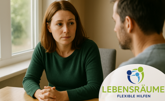 Eine leibliche Mutter blickt nachdenklich aus dem Fenster, während sie an ihr Kind in einer Pflegefamilie denkt.